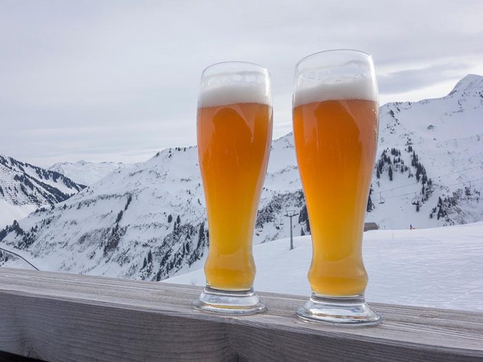 Dégustez une bière à la brasserie du Mont Blanc.