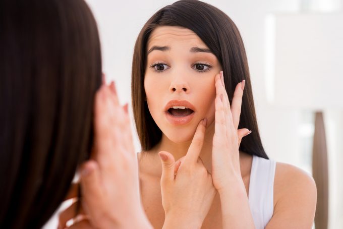 Acné : voici les principales causes des poussés d'acné et comment mieux les prévenir et les traiter. 