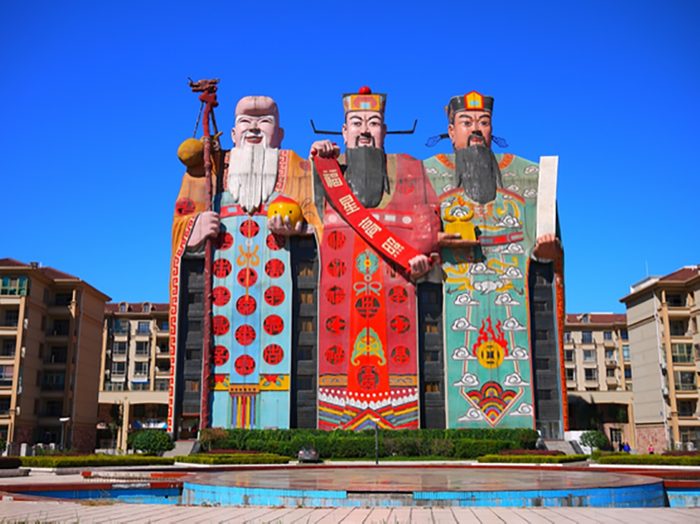 Photo de l'hôtel Tianzi, avec les personnages géants.