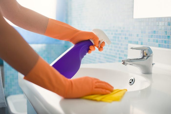 Le vinaigre est efficace pour contrer la moisissure dans la salle de bain.