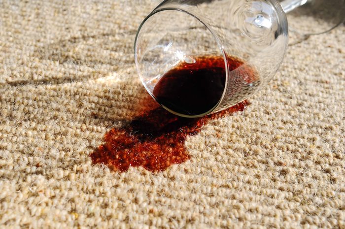 Utilisez du vinaigre pour enlever les tache sur vos tapis.