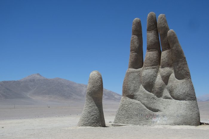 L'attraction touristique bizarre la Main du désert au Chili.