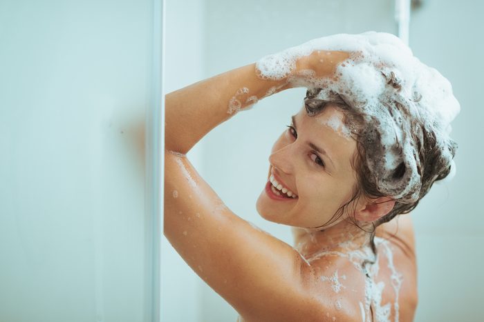 Pour garder votre teinture de cheveux encore plus longtemps, voici ce qu'il faut faire sous la douche!