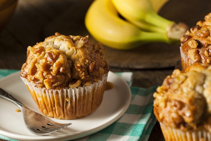 Parmi les meilleures collations santé: muffin aux bananes et noix. 