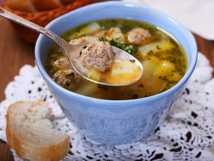 Une recette de lunch à emporter dans le thermos: soupe de légumes aux boulettes.
