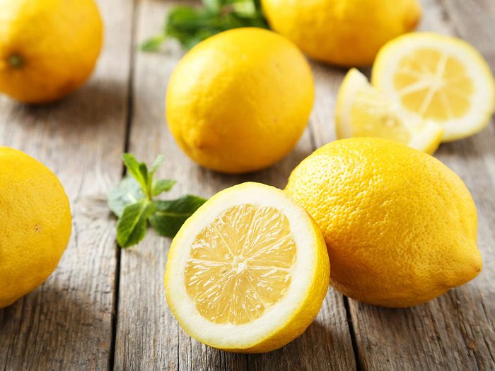 Pour lutter contre les pellicules, quelques goutes de jus de citron suffisent.