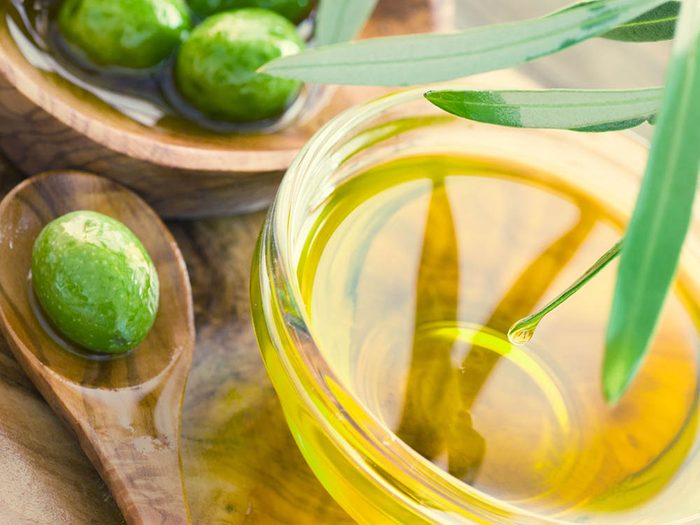 Pour lutter contre les pellicules, utilisez l'huile d'olive.