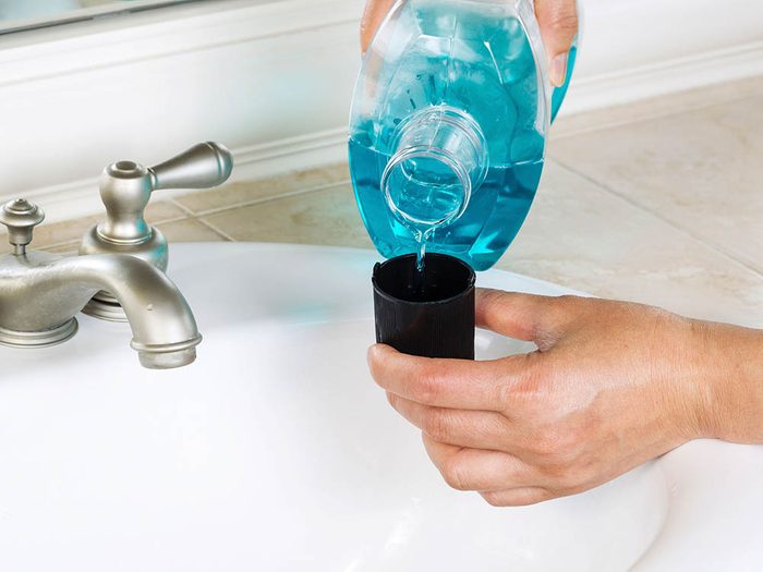 Pour lutter contre les pellicules, diluez un peu de rince-bouche dans votre shampoing.