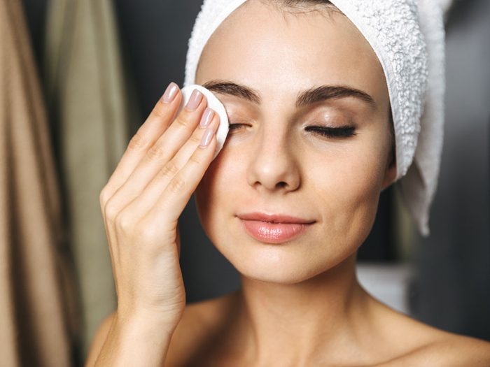 Pour une peau jeune et éclatante, nettoyez votre visage souvent.