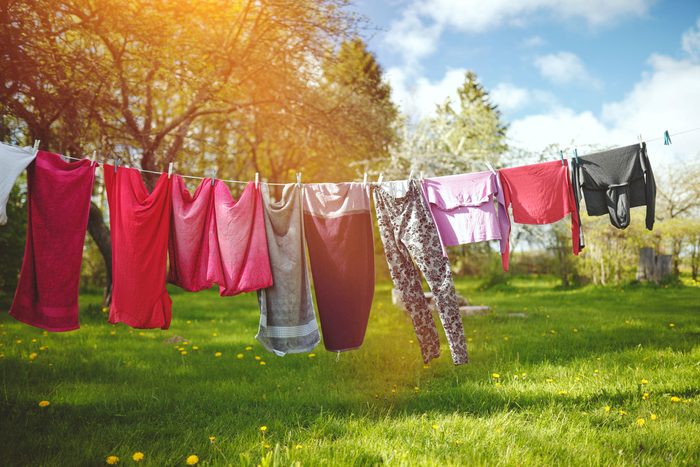 Séchez vos vêtements à l'air pour les épargner.