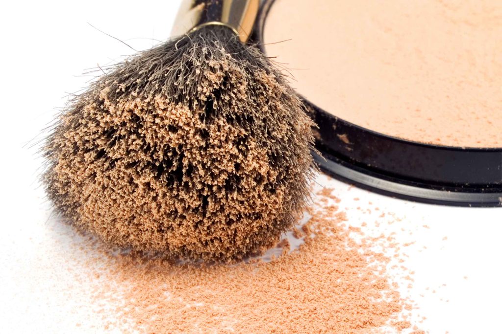 Erreur maquillage qui fait vieillir: la poudre élimine l'éclat de jeunesse de votre peau. 