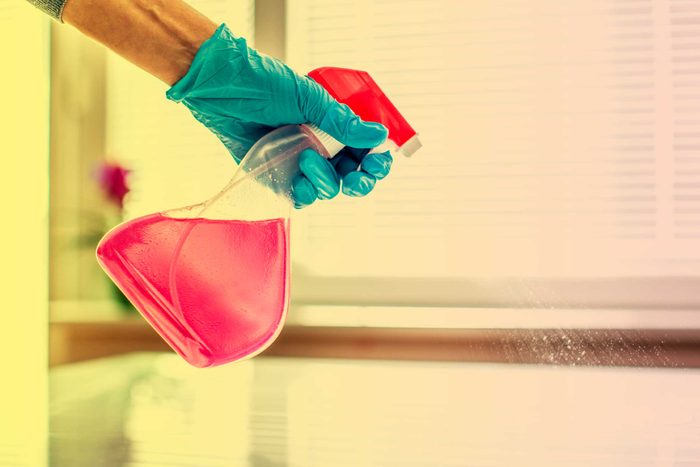 Vous allez nettoyer plus souvent si les produits sont à portée de main. 