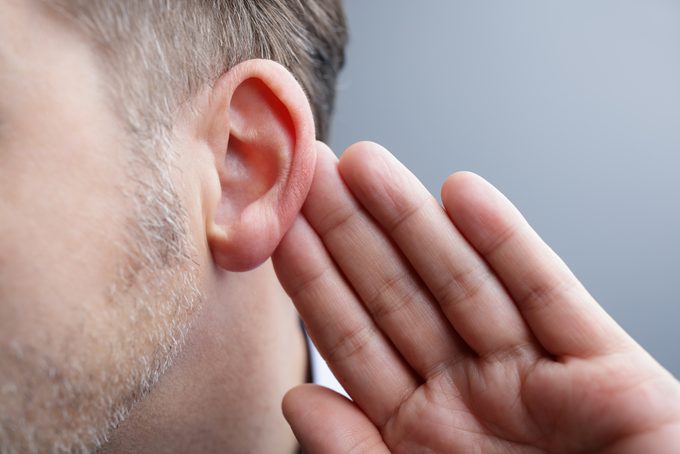 L'auriculothérapie, ou la thérapie par les oreilles, pour traiter des maladies. 