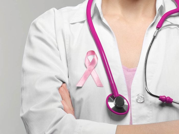 Symptômes du cancer du sein: présence de croûtes sur les mamelons.