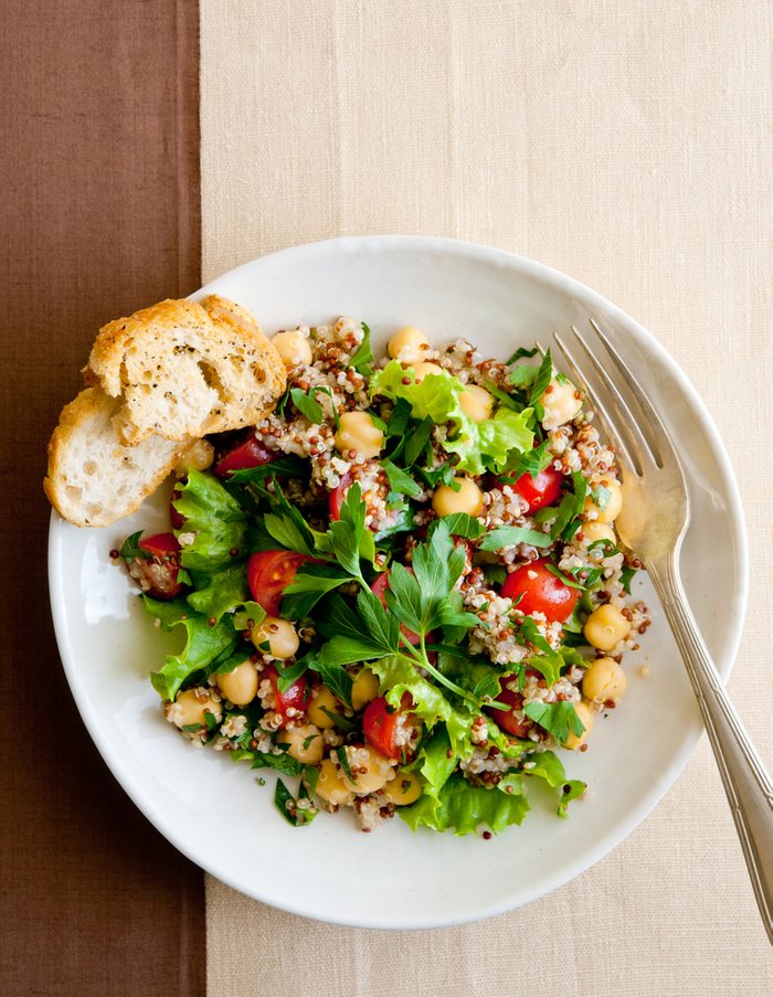 Collation santé: salade de quinoa.