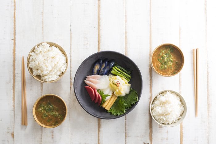 Déjeuner traditionnel au Japon: riz, soupe miso et poisson. 