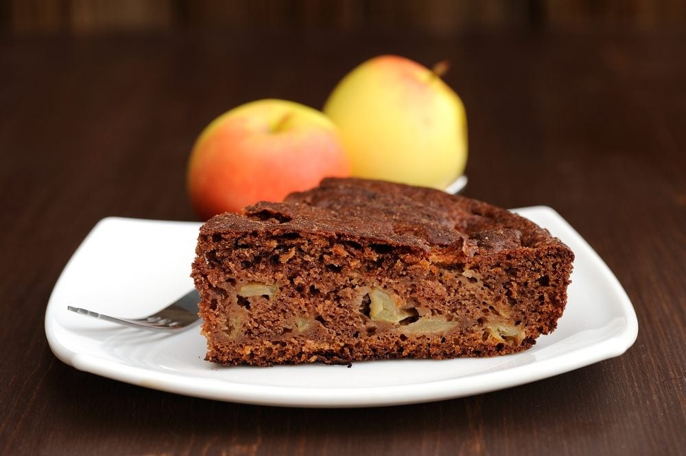 Un gâteau au chocolat et aux pommes.