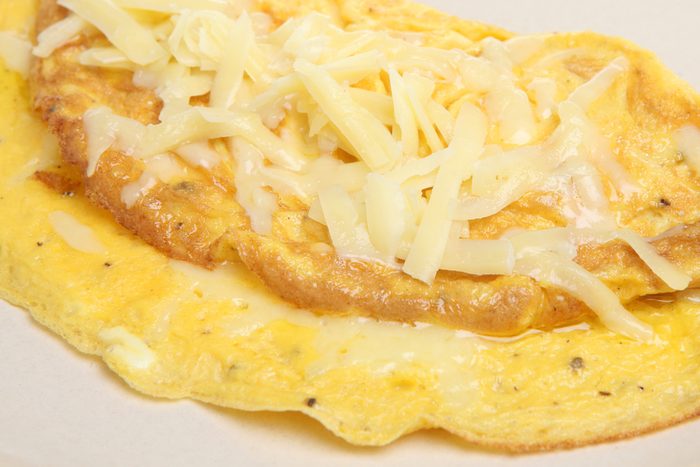 Une recette d'omelette fourrée au fromage.