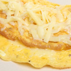 Omelette fourrée au fromage
