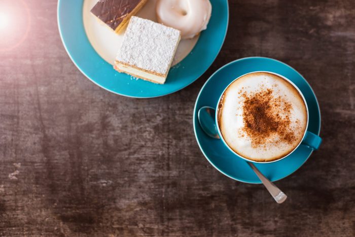 Économiser, les meilleurs trucs et astuces: préparez votre café à la maison. 