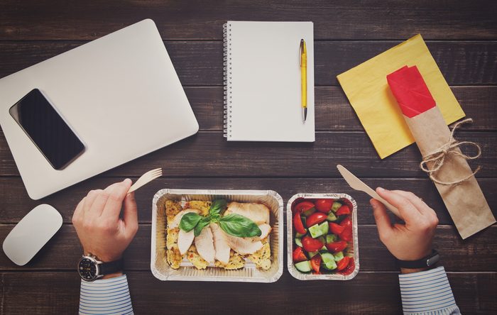 Économisez avec les meilleurs trucs et astuces: apportez votre lunch au travail. 