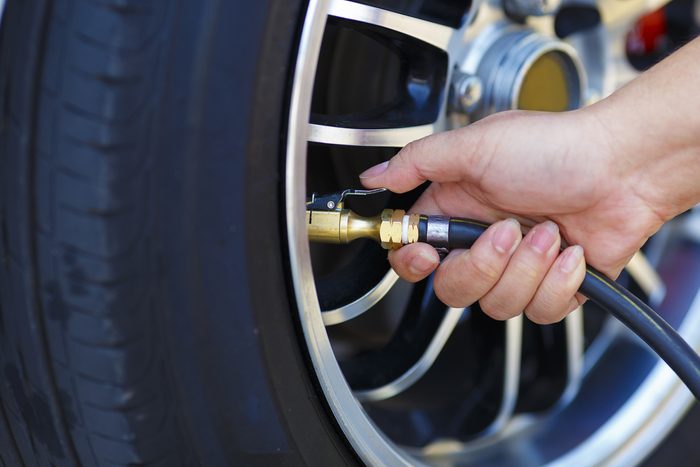 Économiser, les meilleurs trucs et astuces: vérifiez la pression de vos pneus.