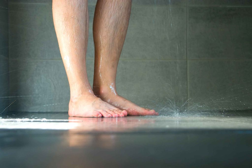 Conseil d'hygiène pour hommes: lavez bien vos pieds et passer un antisudorifiques avant de mettre vos bas.