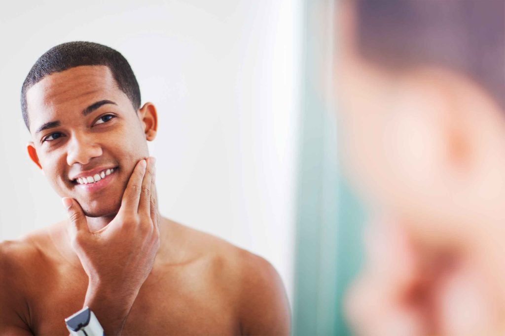 Truc d'hygiène pour hommes: raser votre barbe vous fera paraître plus jeune.