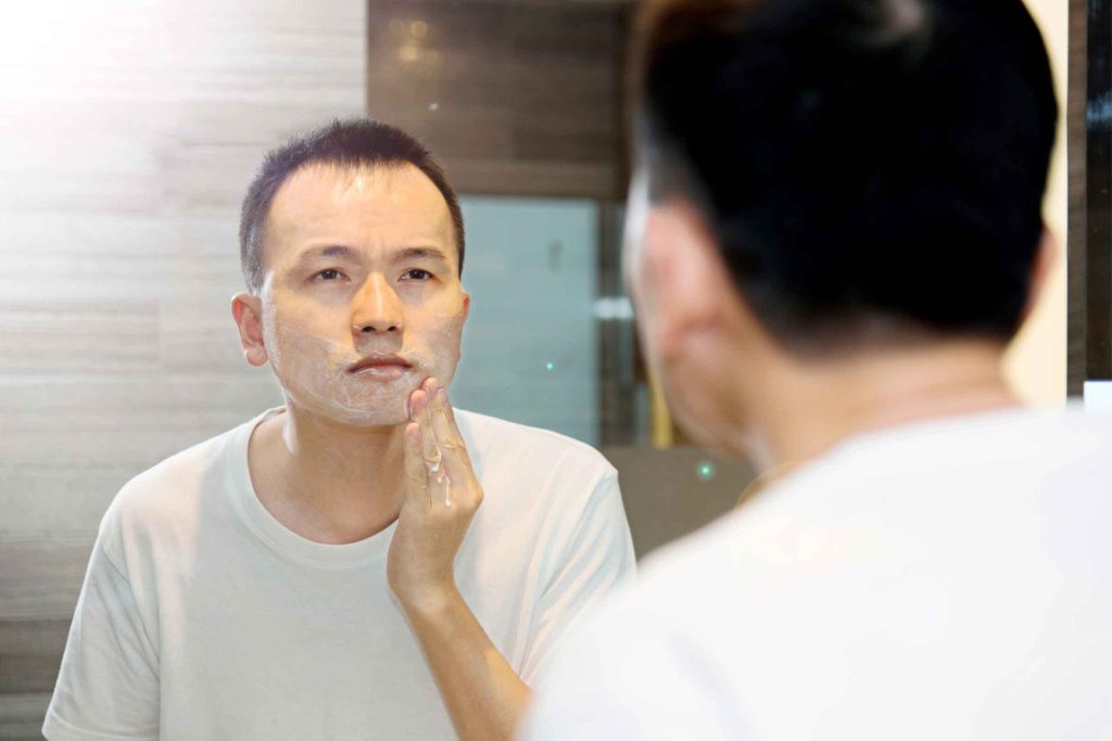 Truc d'hygiène pour hommes: en utilisant un hydratant après le rasage vous éviterez les poils sous-cutanés.