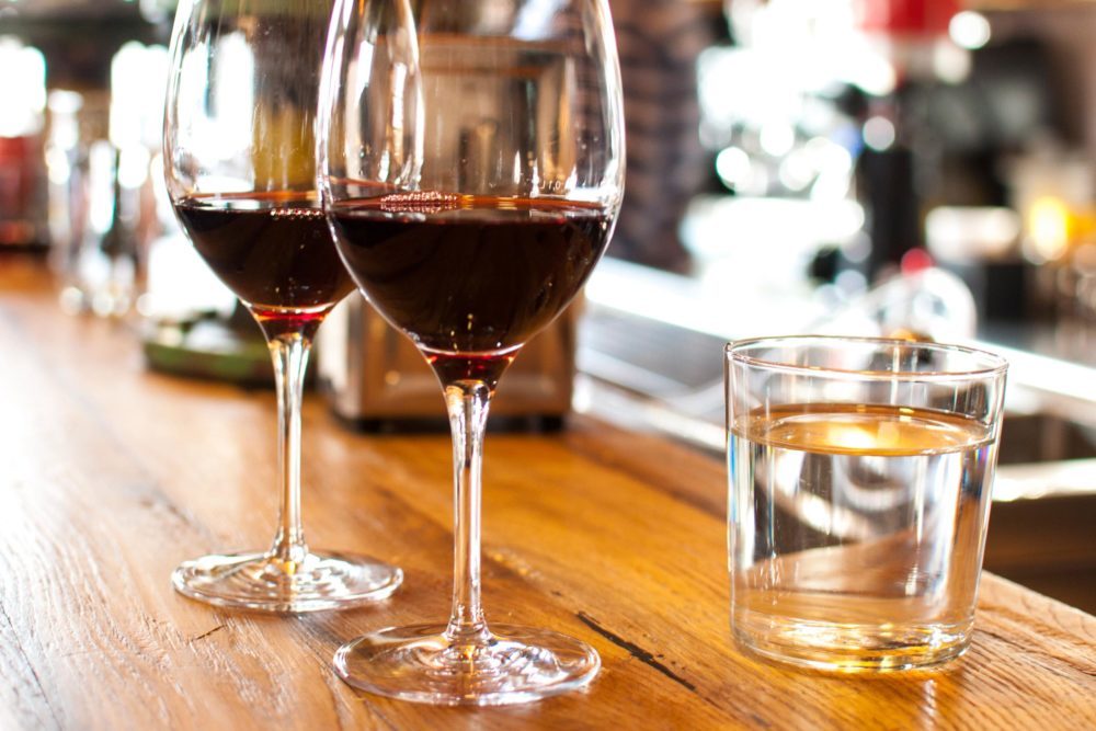 Boire un verre de vin par jour: ce qui arrive au corps