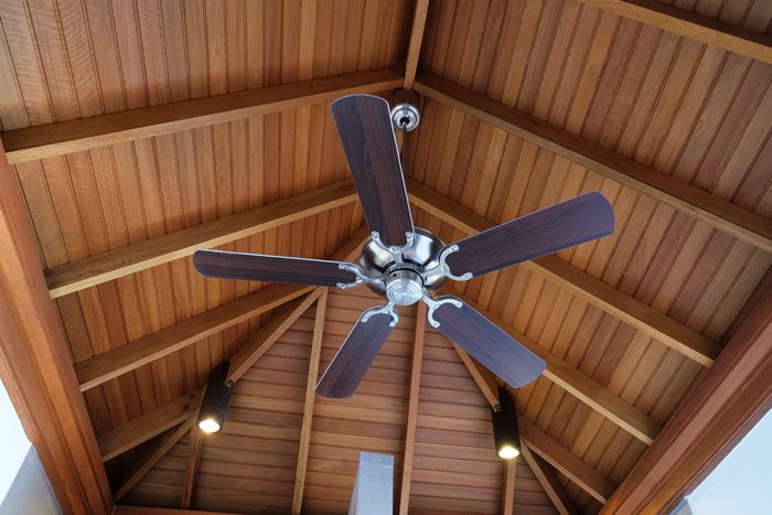 Utilisez des ventilateurs pour refroidir la pièce et diminuer votre consommation d'énergie et vos frais de climatisation.