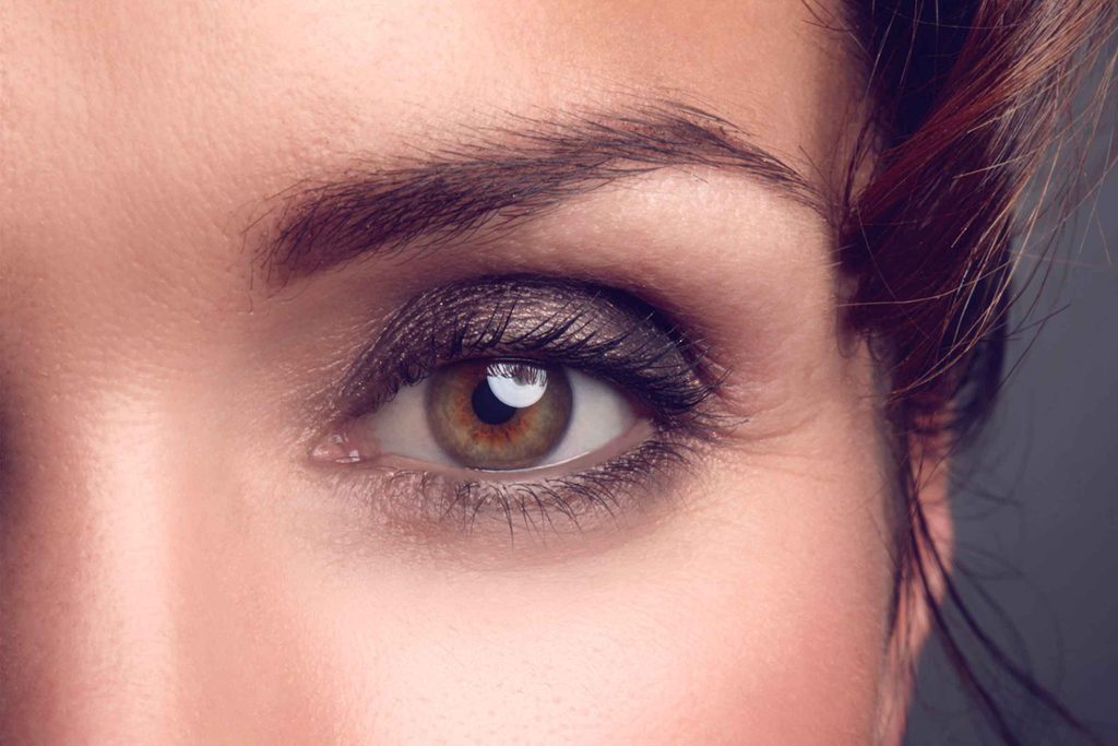 Utilisez plusieurs teintes de fard afin de créer des yeux charbonneux.