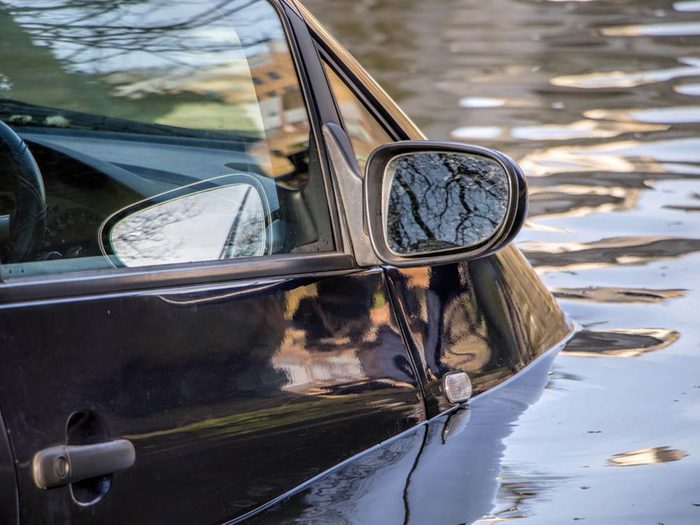 Accidents mortels: votre voiture est submergée par les eaux.