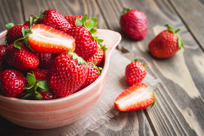 Riche en bienfaits santé, la fraise est une étonnante source de vitamine C.