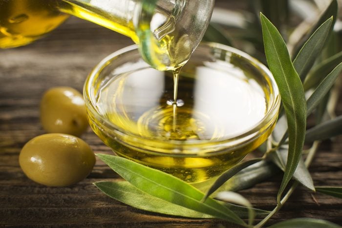 l'huile d'olive est un bon produit naturel pour votre visage.