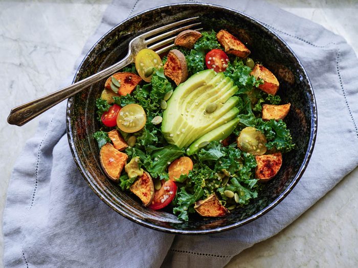 Recettes de kale : essayez la salade santé à l'avocat.
