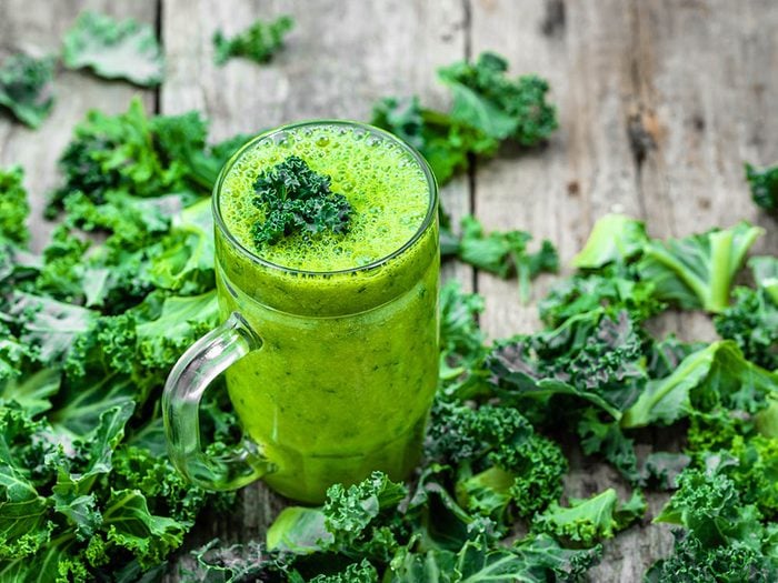 Recettes de kale : mélangez le à du lait pour un faire un smoothie santé.