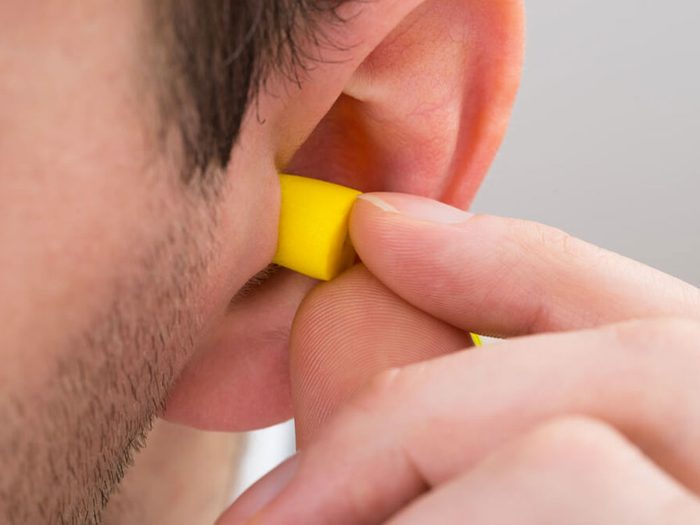 Lorsque vous êtes dans un lieu bruyant, portez des bouchons d'oreilles pour éviter les acouphènes.