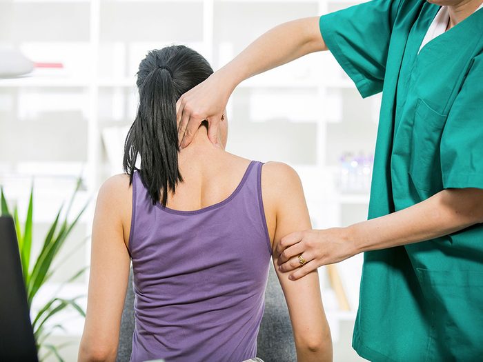 Un cou coincé, une tension dans les mâchoires ou une blessure peuvent aggraver un acouphène.