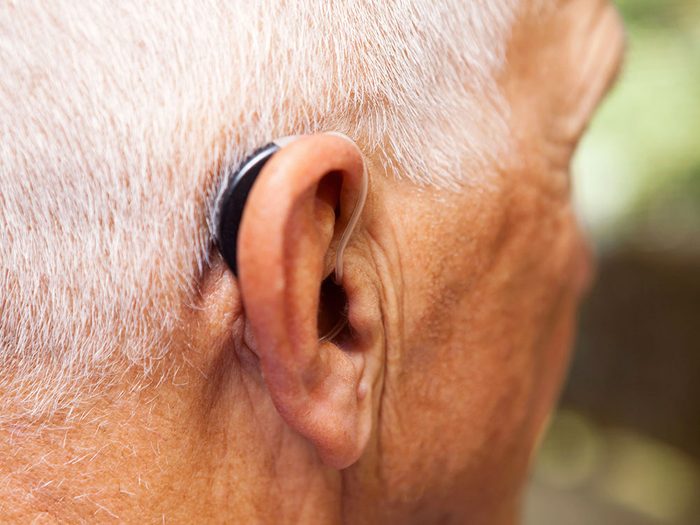 Les prothèses auditives pour mieux contrer l'acouphène.