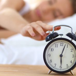 Sommeil de mauvaise qualité: Si vous éteignez le réveil sans arrêt le matin, cela peut vouloir dire que vous n'avez pas bien dormi.