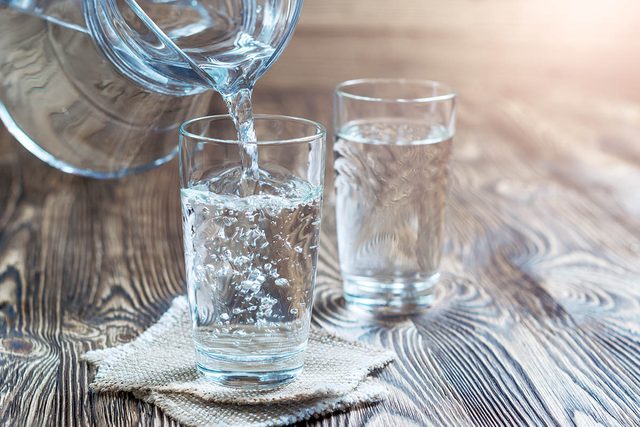 En cas de toux, assurez-vous de boire de l'eau rgulirement.