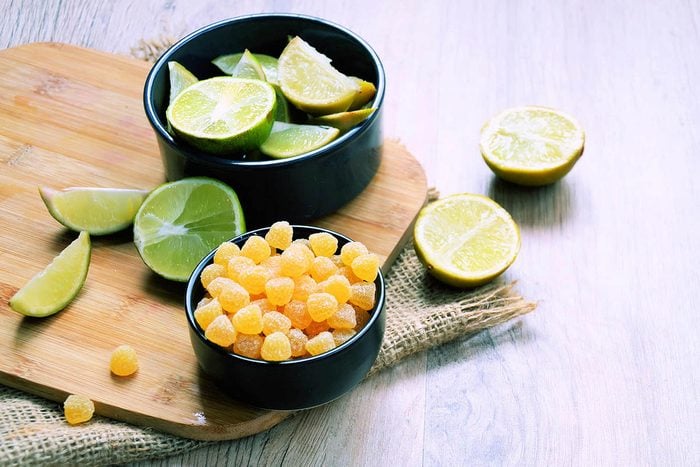 Pour combattre la toux, sucez un bonbon au citron.