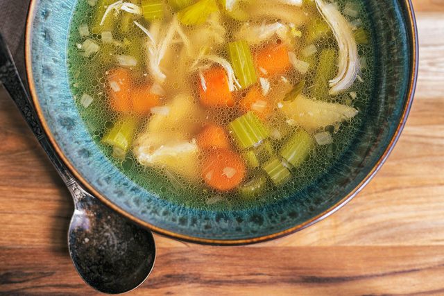 En as de toux, buvez une soupe  base de bouillon de poulet.