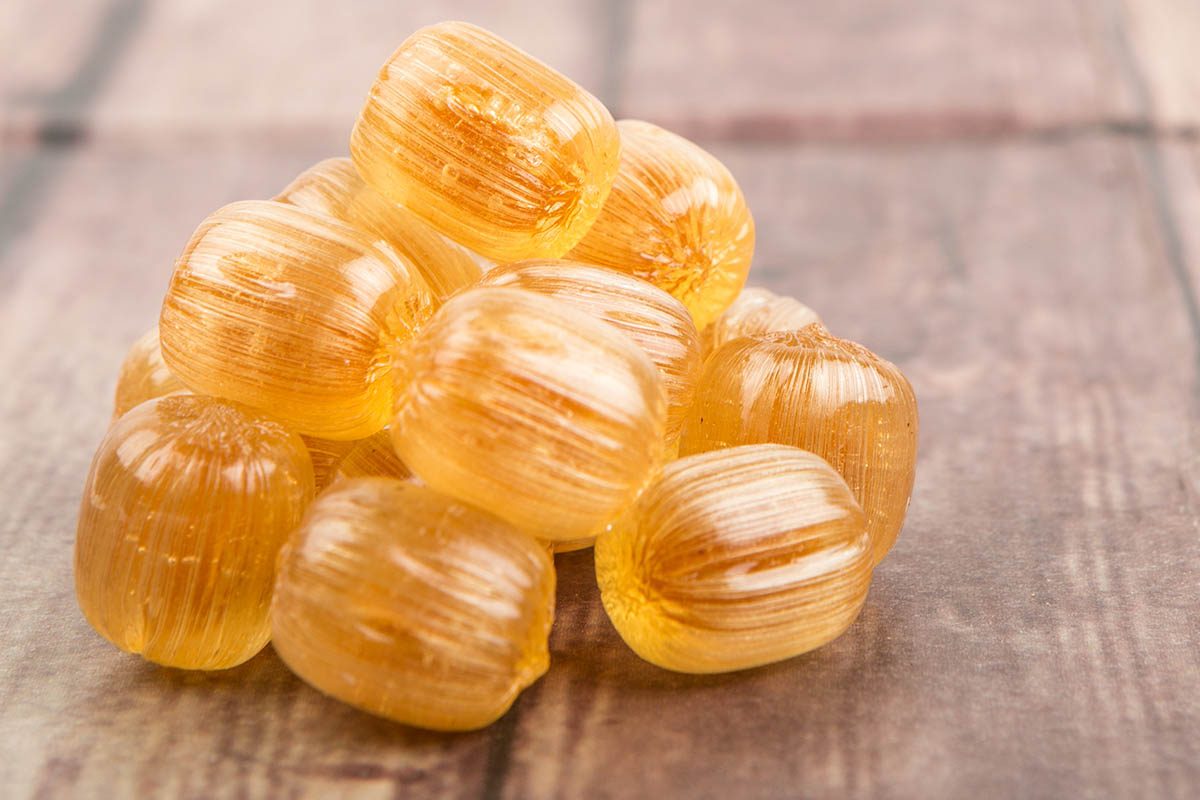 En cas de toux, des pastilles au miel peuvent vous soulager.