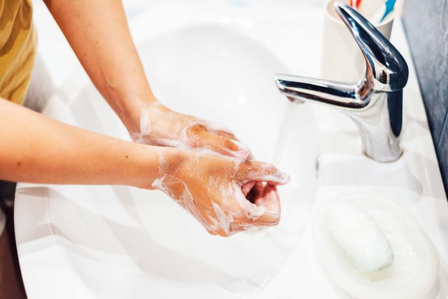 Choisissez un nettoyant hydratant au lieu de votre nettoyant habituel pour protger votre peau l'hiver.