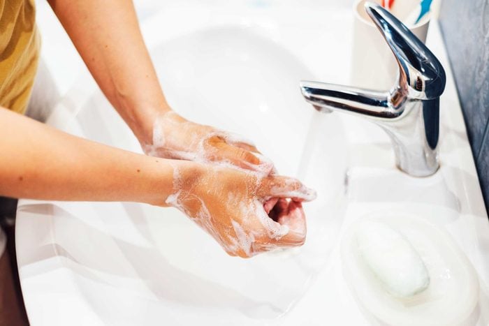 Choisissez un nettoyant hydratant au lieu de votre nettoyant habituel pour protéger votre peau l'hiver.