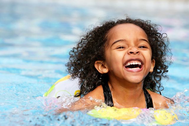 La plupart des bateaux de croisires n'ont pas de sauveteurs pour les piscine, il est donc primordial de bien surveiller vos enfants lors des baignades.