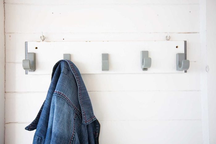 Apportez des crochets munis d'aimants peut vous aider à accrocher des vêtements dans votre cabine.