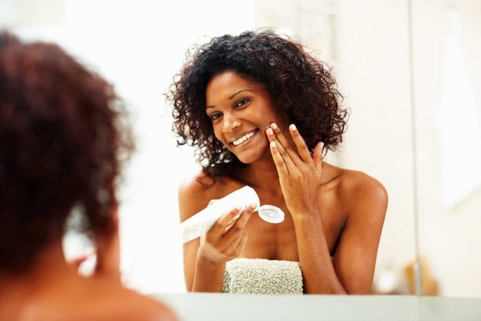 Les dermatologues recommandent d'hydrater votre peau matin et soir l'hiver.
